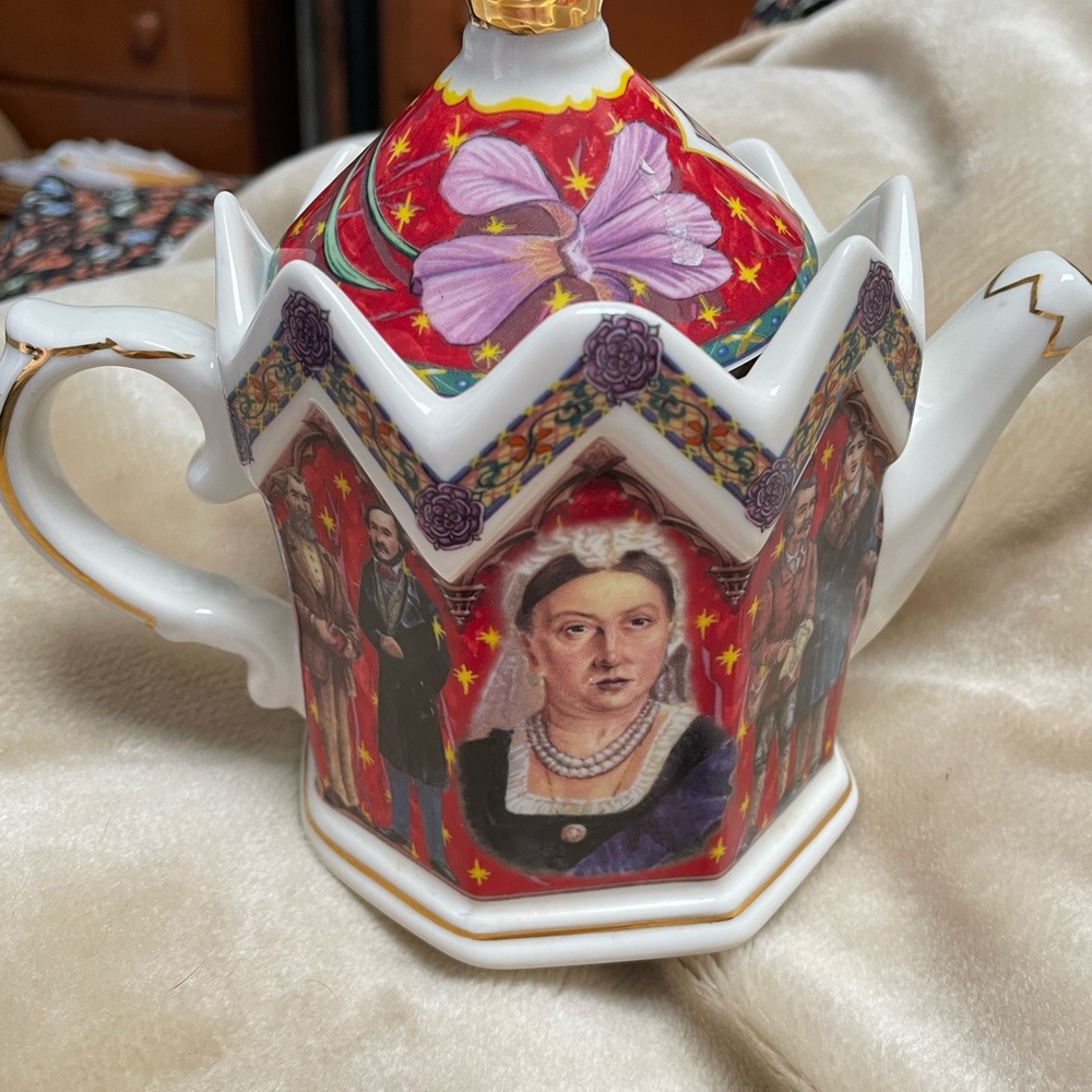 Queen Victoria Vintage Tea Pot